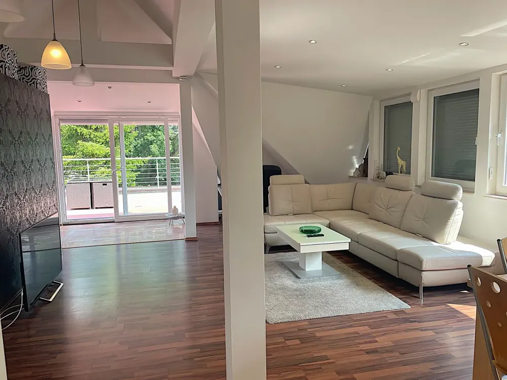 Großzügige sehr gepflegte möblierte Dachgeschoßwohnung mit Terrasse