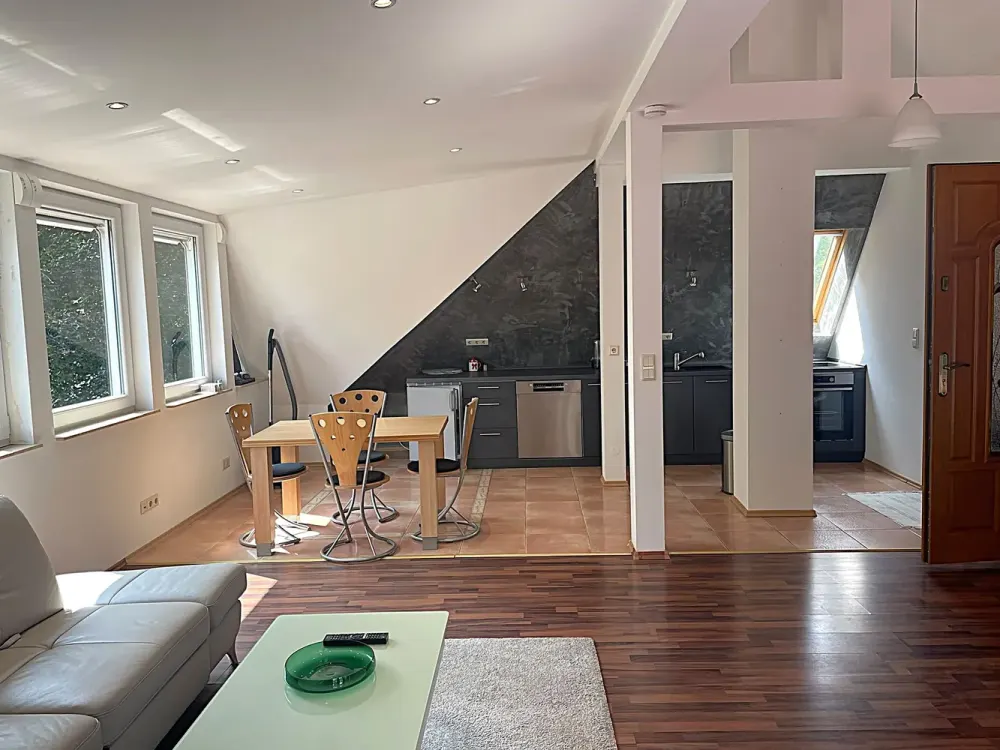 Großzügige sehr gepflegte möblierte Dachgeschoßwohnung mit Terrasse