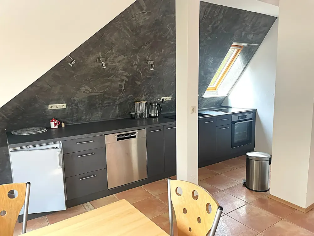 Großzügige sehr gepflegte möblierte Dachgeschoßwohnung mit Terrasse