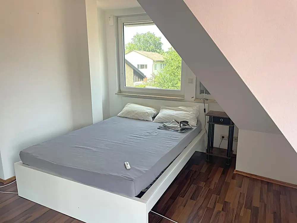 Großzügige sehr gepflegte möblierte Dachgeschoßwohnung mit Terrasse
