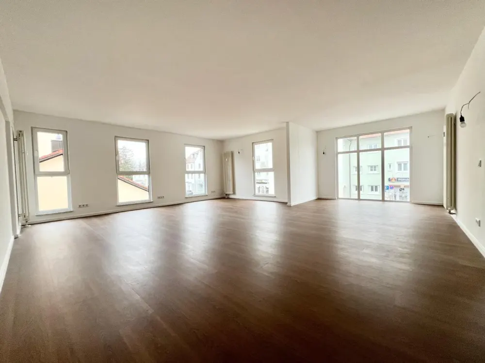 Renovierte - Attraktive 4-Zimmer-Wohnung mit Loft-Charakter, Balkon und Einbauküche