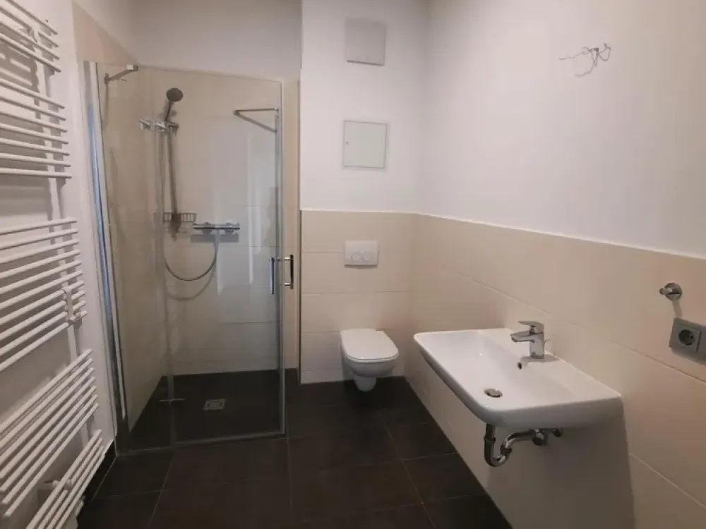 Modern 2-Room Apartment - South Balcony, Elevator, Underground Parking