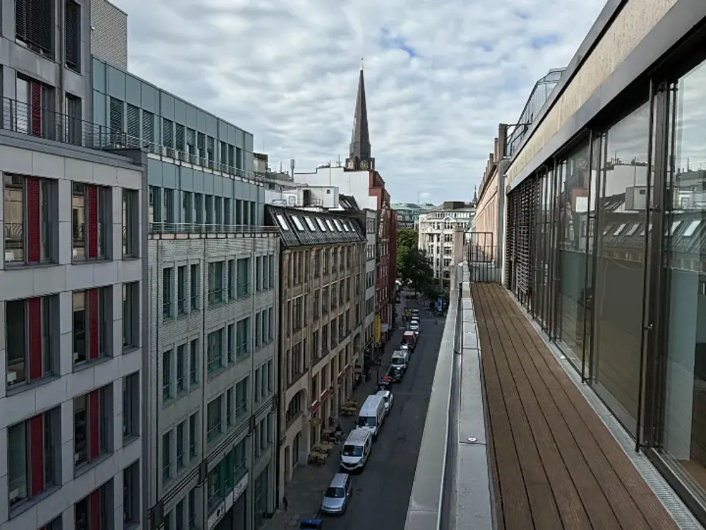 Modernes Loft: 3-Zimmer-Wohnung mit Dachterrasse nahe Mönckeberg- und Spitalerstraße in Hamburg