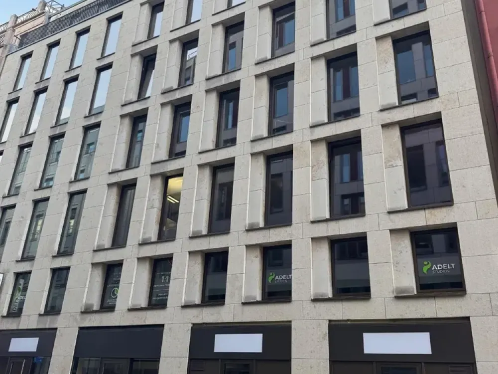 Modernes Loft: 3-Zimmer-Wohnung mit Dachterrasse nahe Mönckeberg- und Spitalerstraße in Hamburg