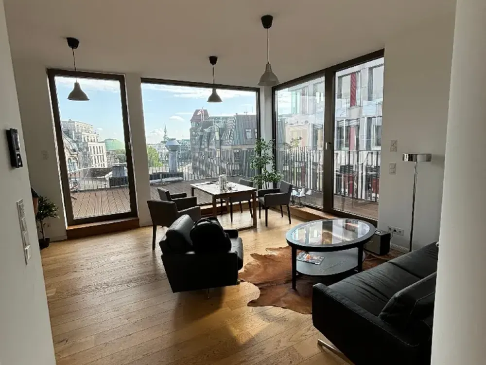 Modernes Loft: 3-Zimmer-Wohnung mit Dachterrasse nahe Mönckeberg- und Spitalerstraße in Hamburg