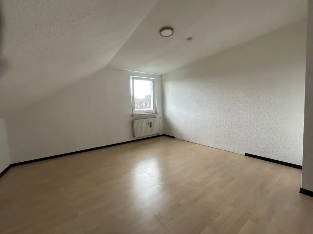 Sehr Schöne 2-Z.- DG-Wohnung mit Balkon, zentral in LEV, provisionsfrei von Privat