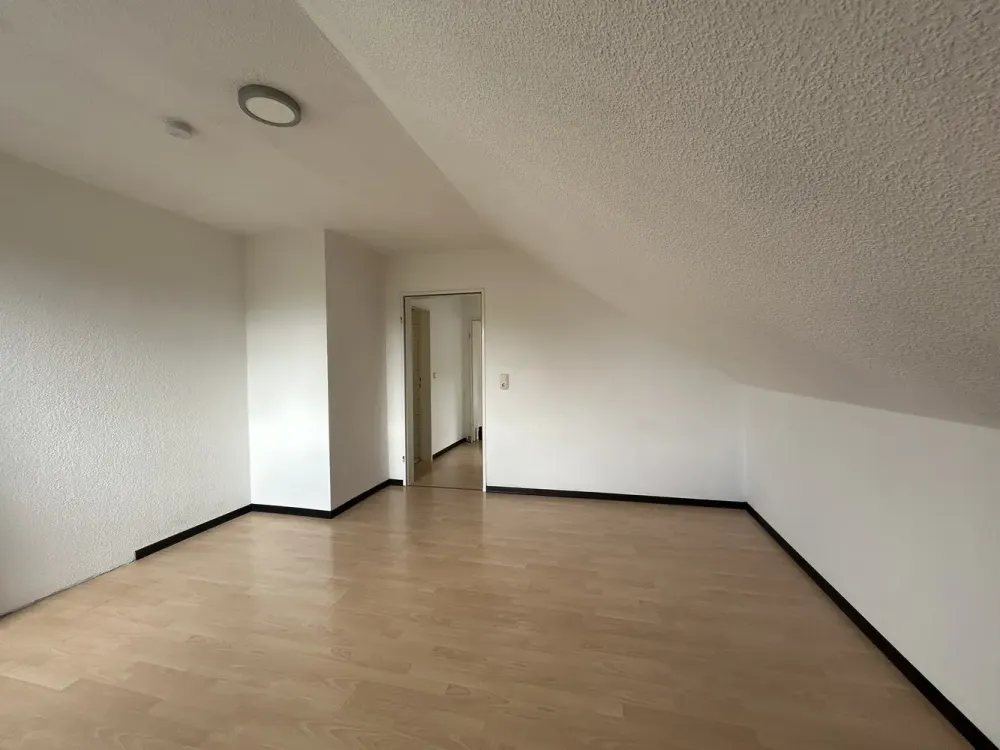 Sehr Schöne 2-Z.- DG-Wohnung mit Balkon, zentral in LEV, provisionsfrei von Privat