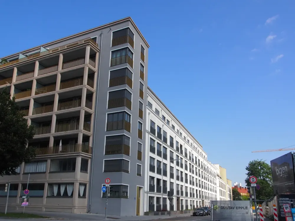 Modernes Apartment in Bogenhausen mit Einbauküche, Loggia und Duschbad