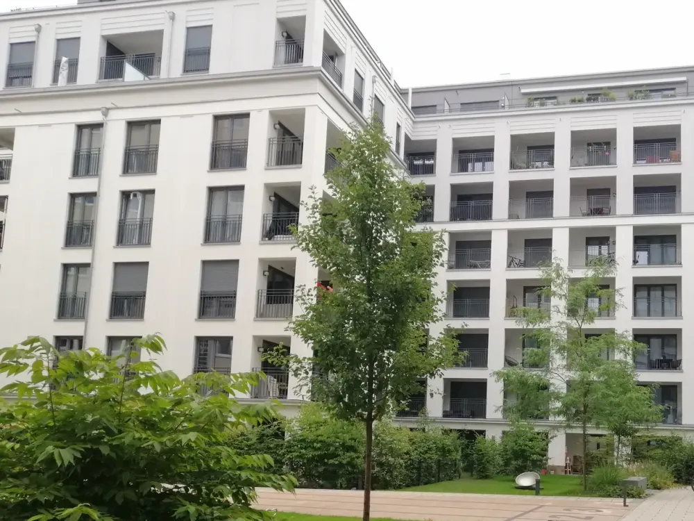 Modernes Apartment in Bogenhausen mit Einbauküche, Loggia und Duschbad