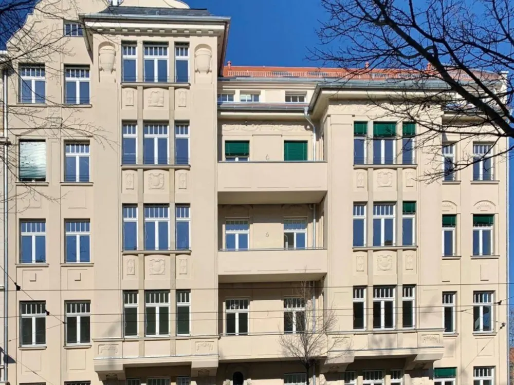 Lichtdurchflutete 2-Zimmer-Altbauwohnung im DG mit Aufzug & Loggia