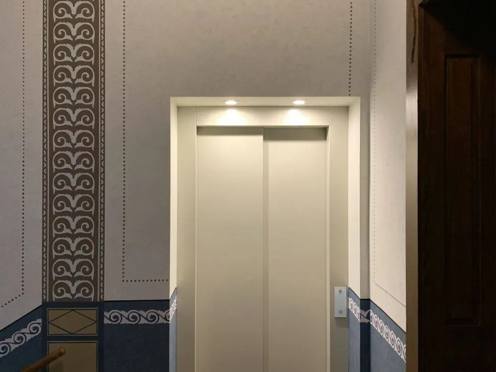 Lichtdurchflutete 2-Zimmer-Altbauwohnung im DG mit Aufzug & Loggia