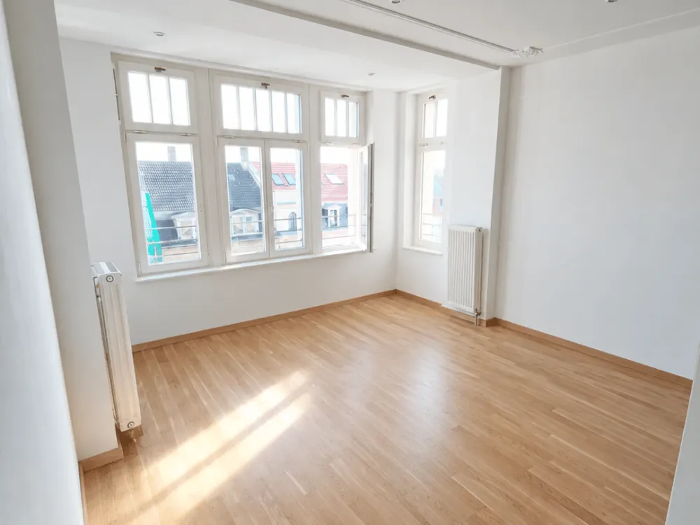 Lichtdurchflutete 2-Zimmer-Altbauwohnung im DG mit Aufzug & Loggia