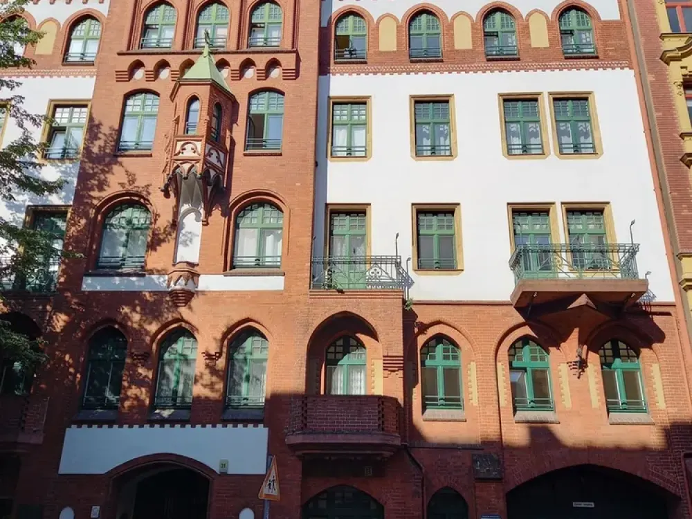 Möblierte Vintagewohnung in einem außergewöhnlichen, denkmalsgeschützen Gebäude