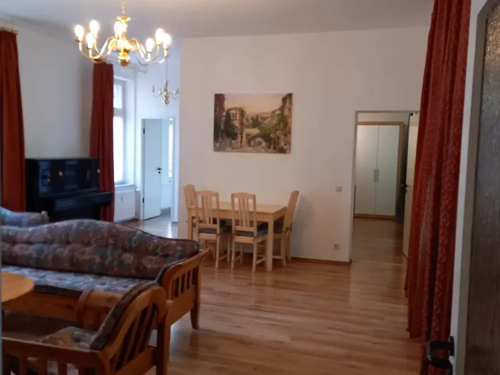 Möblierte Vintagewohnung in einem außergewöhnlichen, denkmalsgeschützen Gebäude
