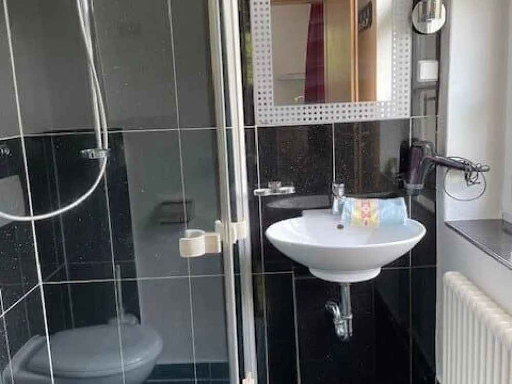 ✿ Villa Loschwitz ► Apartment mit Gartenblick 25m² ab Februar 2027 ► Voll möbliert, Wasser, Strom, Heizung und Internet sind in der Miete enthalten. Einfach einziehen.