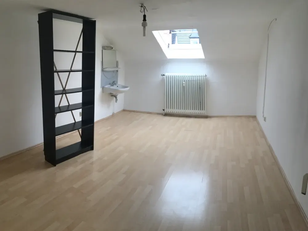 *Westend* Helles Dachgeschoss Zimmer mit Gemeinschaftsbad