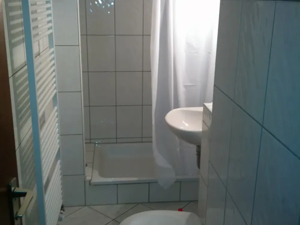 *Westend* Helles Dachgeschoss Zimmer mit Gemeinschaftsbad