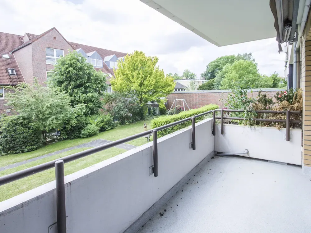 großer Südbalkon mit heller 2-Zi.-Wohnung und Tiefgarage; Nähe Rissener Bahnhof, EBK, V-Bad, Aufzug