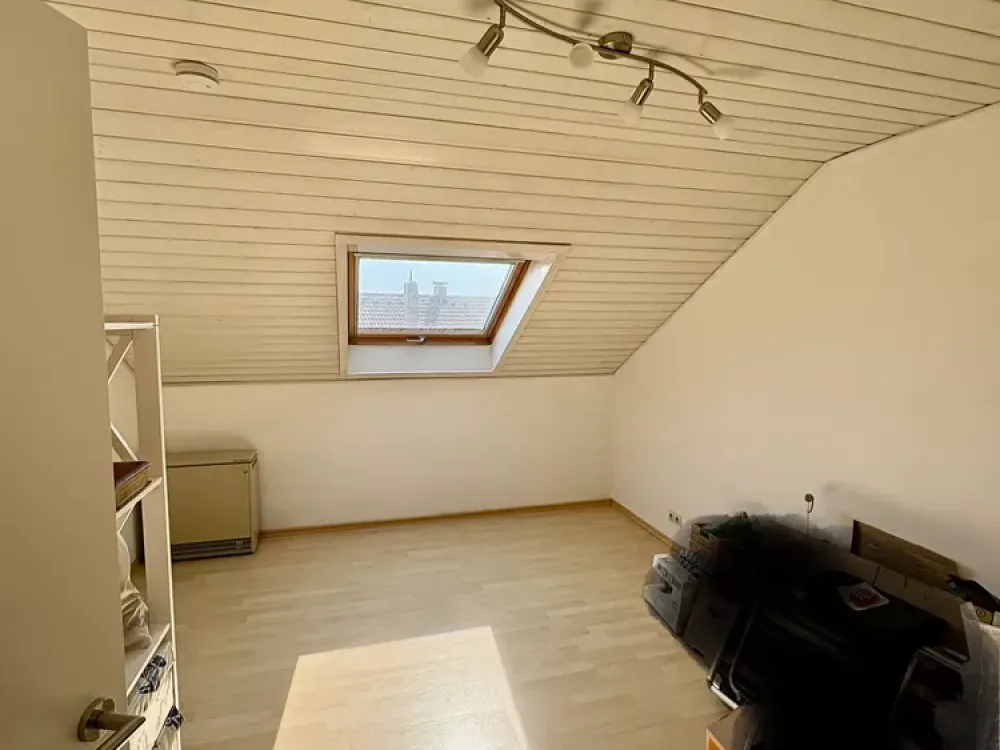 2,5 Zimmer Dachgeschosswohnung mit Küche und großem Balkon in sehr ruhiger Lage