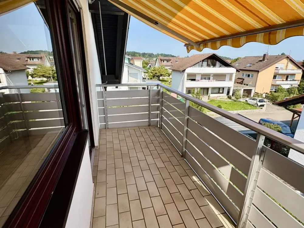 2,5 Zimmer Dachgeschosswohnung mit Küche und großem Balkon in sehr ruhiger Lage