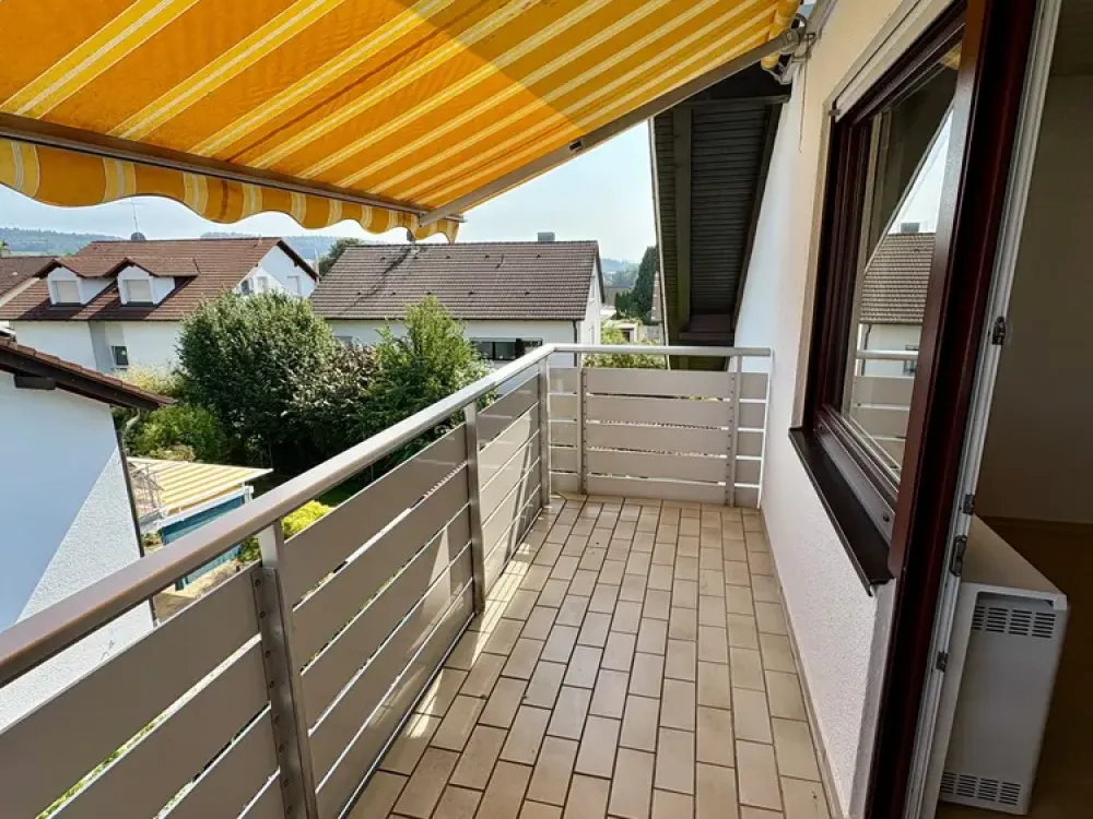2,5 Zimmer Dachgeschosswohnung mit Küche und großem Balkon in sehr ruhiger Lage