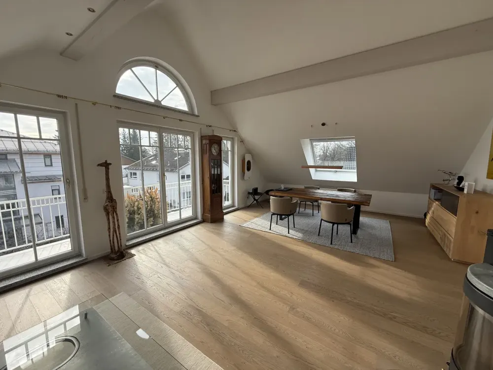 Hochwertige und luxuriöse Dachgeschoss-Wohnung in absolut ruhiger Wohnlage.