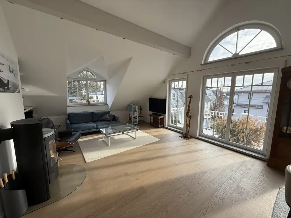 Hochwertige und luxuriöse Dachgeschoss-Wohnung in absolut ruhiger Wohnlage.