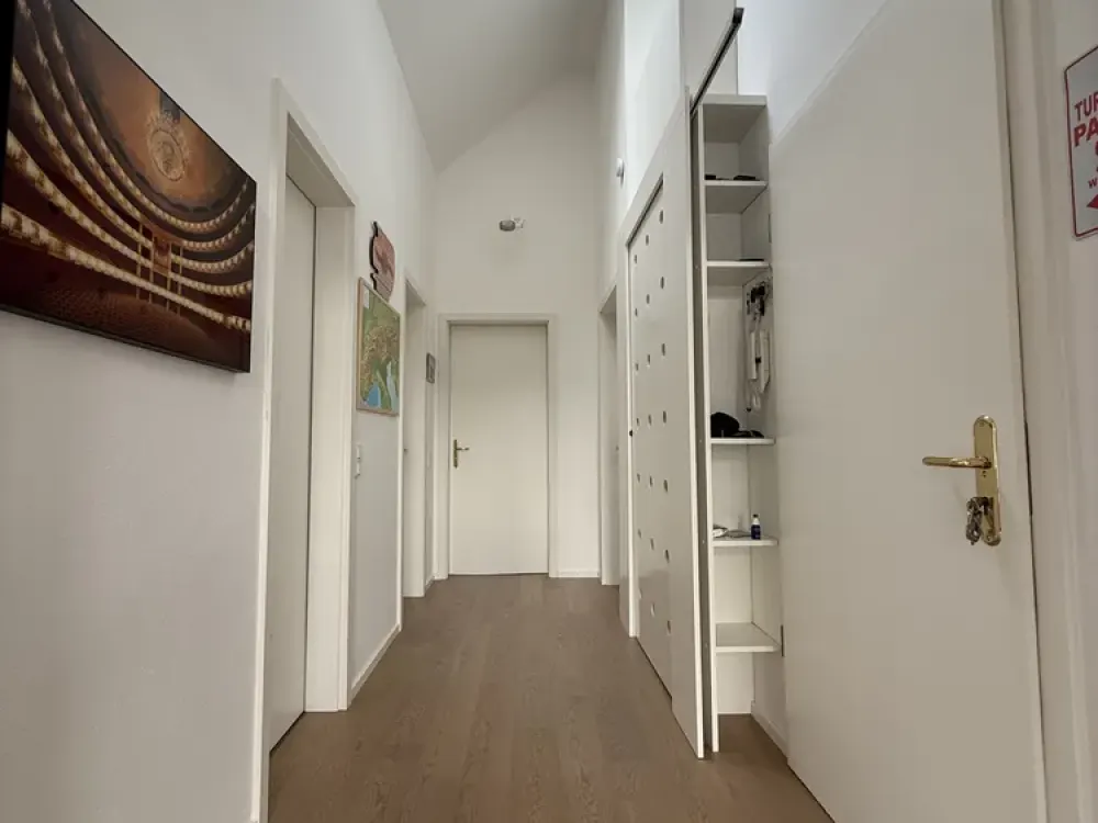 Hochwertige und luxuriöse Dachgeschoss-Wohnung in absolut ruhiger Wohnlage.