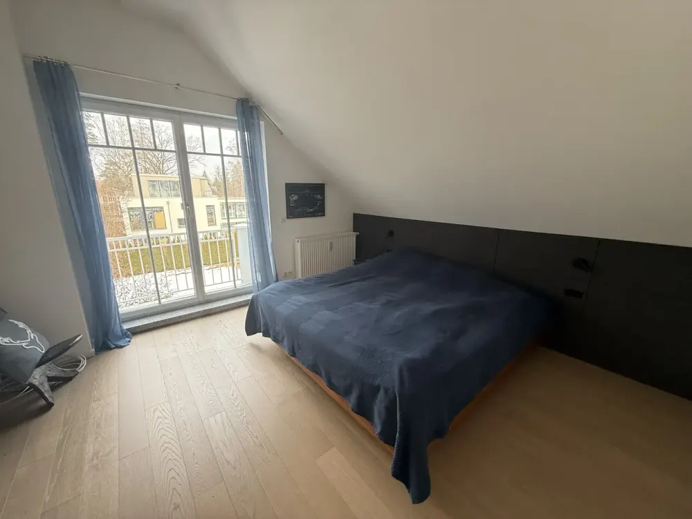 Hochwertige und luxuriöse Dachgeschoss-Wohnung in absolut ruhiger Wohnlage.