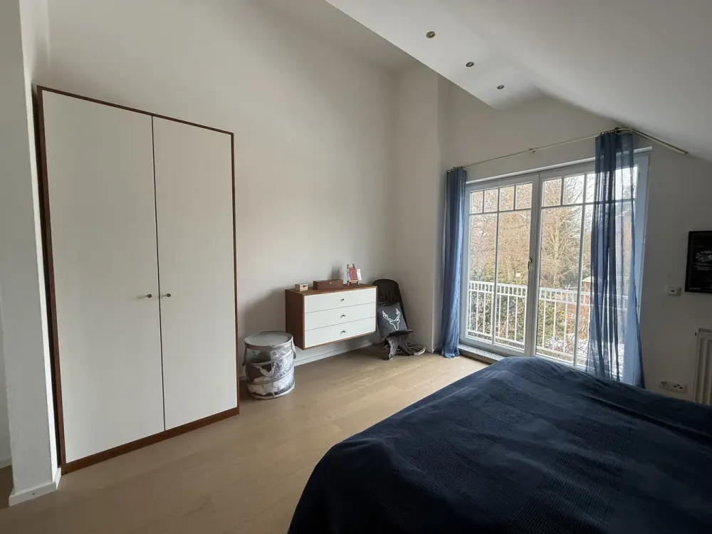 Hochwertige und luxuriöse Dachgeschoss-Wohnung in absolut ruhiger Wohnlage.