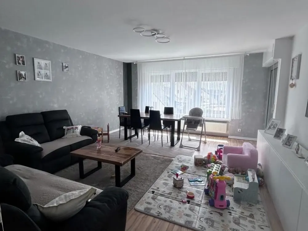 Energetisch saniert, niedrige Heizkosten: helle 3-Zimmer-Wohnung mit Wintergarten und Garage