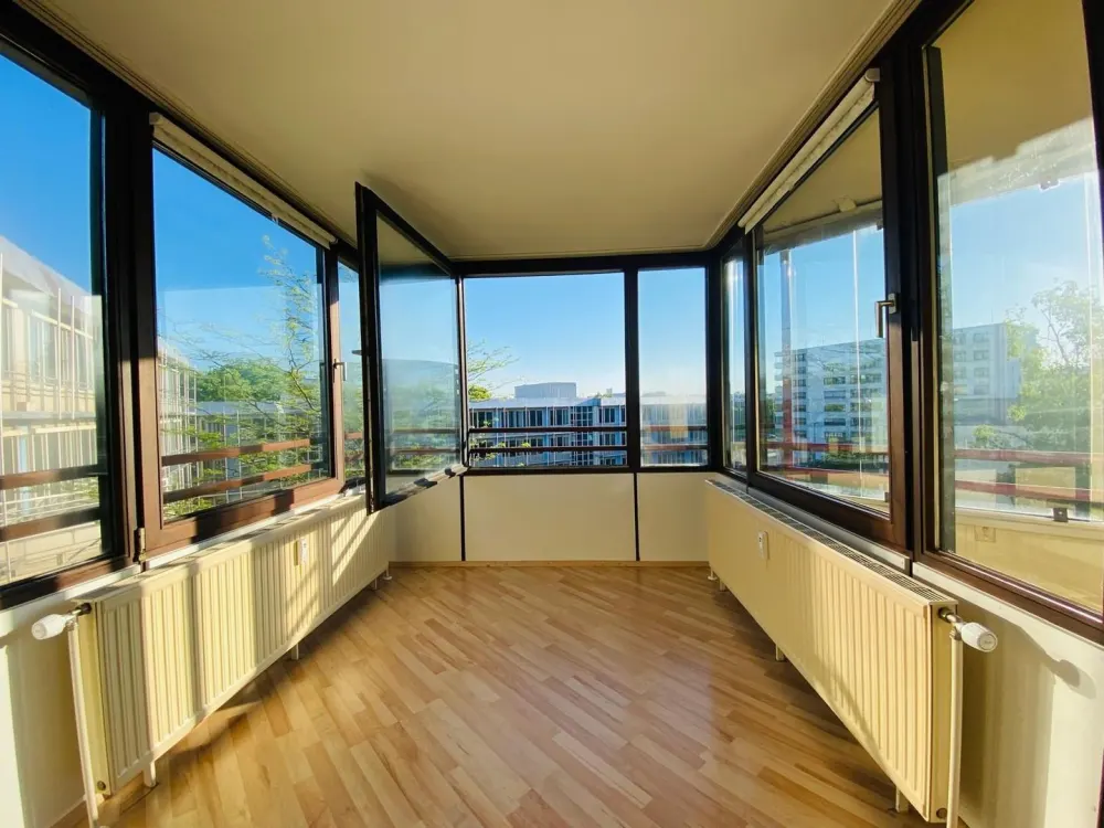 Helle 3‑Zimmer‑Wohnung mit verglaster Westloggia, Einbauküche & Aufzug, nahe S‑Bahn