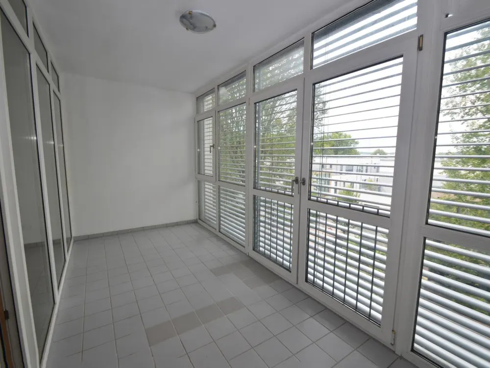Helle geräumige 3-Zimmerwohnung mit Loggia und Tiefgaragenstellplatz!