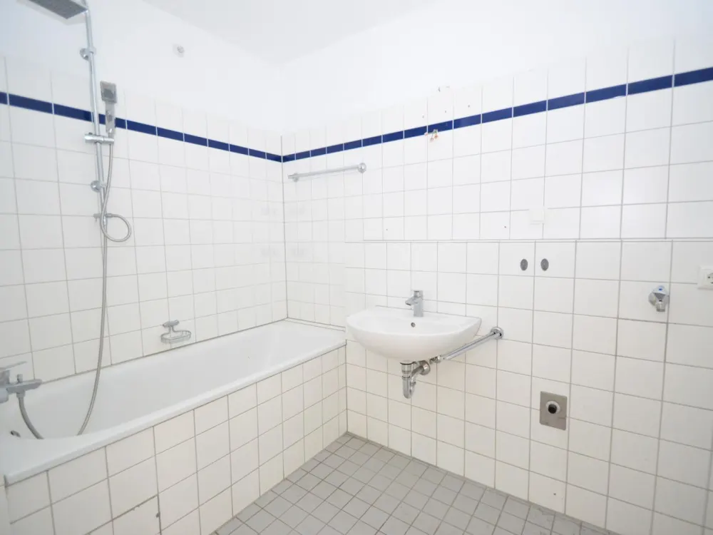 Helle geräumige 3-Zimmerwohnung mit Loggia und Tiefgaragenstellplatz!