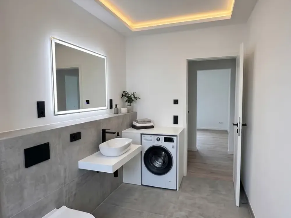 NEUBAU-Erstbezug: 2 Zimmer-Wohnung mit KLIMAANLAGE, EBK, Kamin & Balkon in Berlin-Spandau