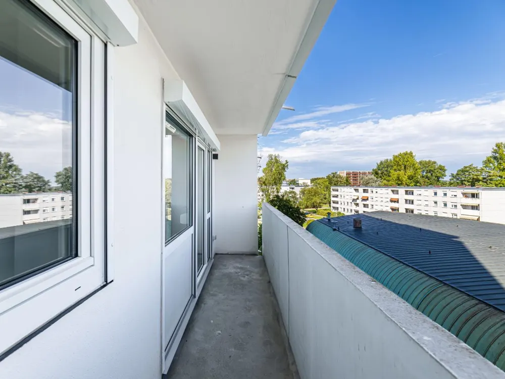 First Occupancy After Renovation - Unfurnished 3-Room Apartment with Kitchen, Guest WC and 2 Balconies