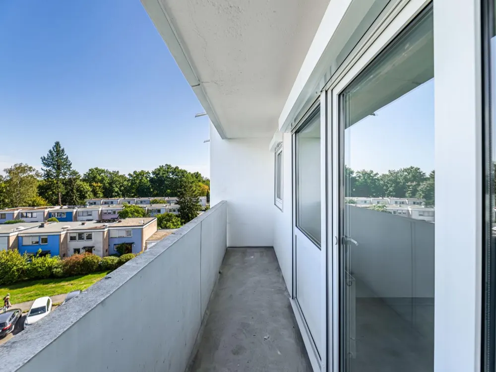 First Occupancy After Renovation - Unfurnished 3-Room Apartment with Kitchen, Guest WC and 2 Balconies