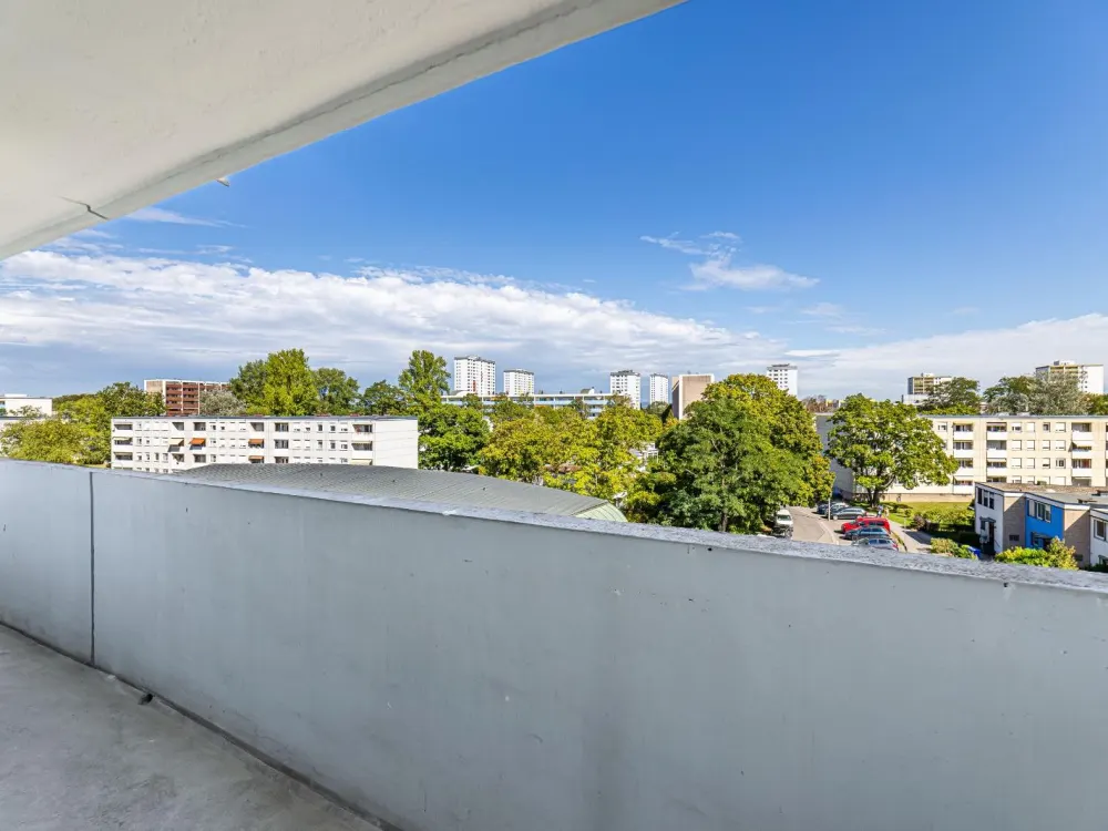 First Occupancy After Renovation - Unfurnished 3-Room Apartment with Kitchen, Guest WC and 2 Balconies