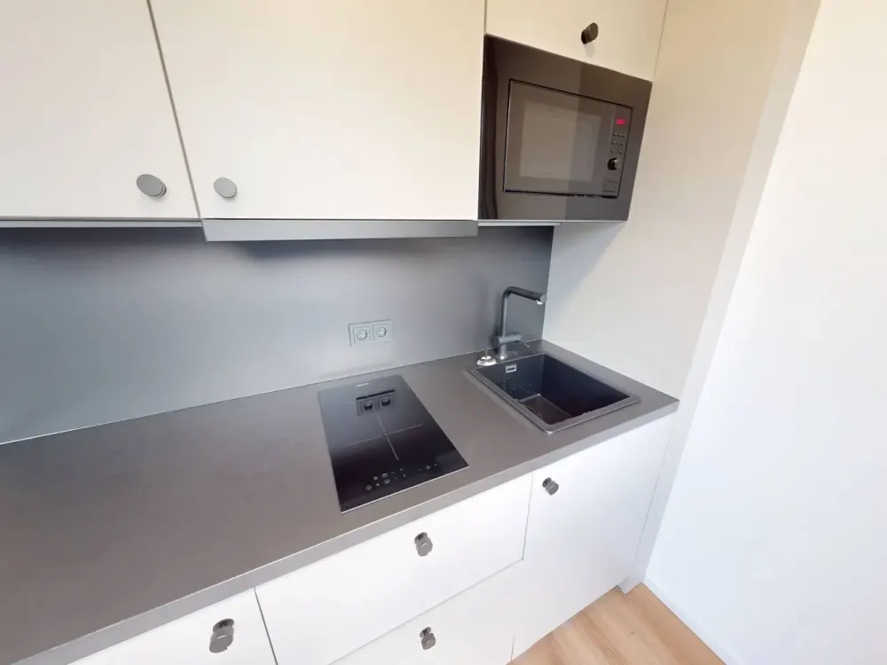 Welcome to Berlin: Vollständig möbliertes Single-Apartment mit EINBAUKÜCHE und BALKON