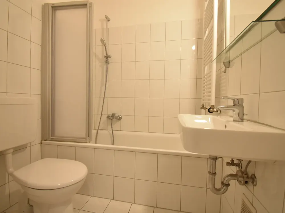 Frisch renoviert! Zentrale 2-Zi-Whg zu vermieten