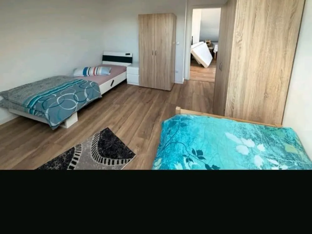 Schlafzimmermöbel Set: Kleiderschrank, Bett und Nachttisch