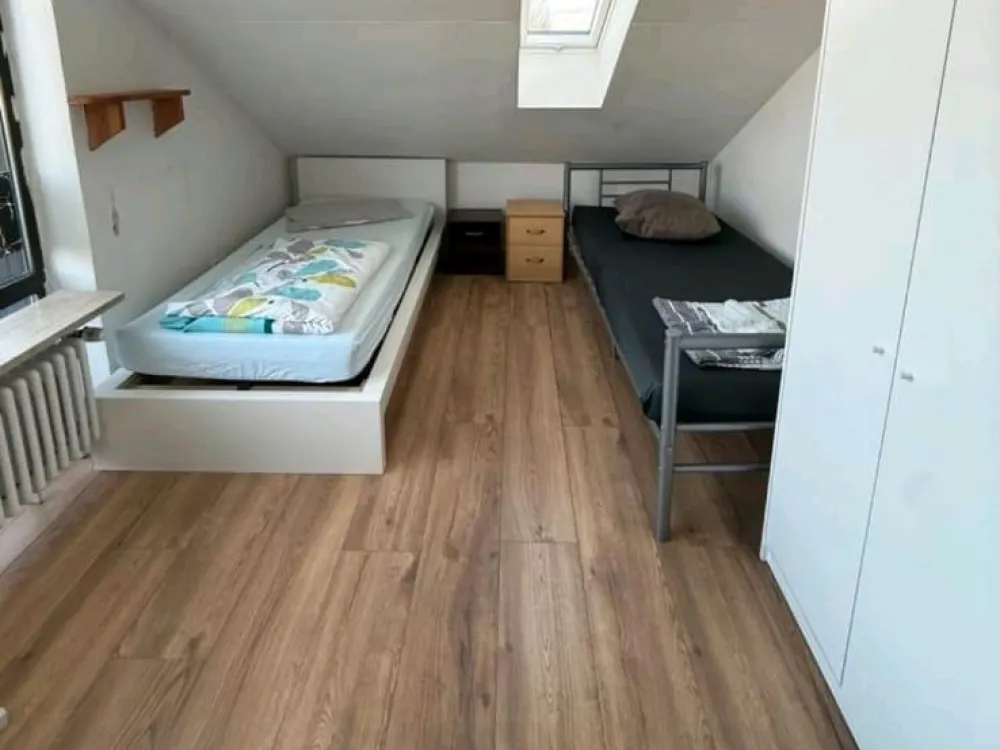 Schlafzimmermöbel Set: Kleiderschrank, Bett und Nachttisch