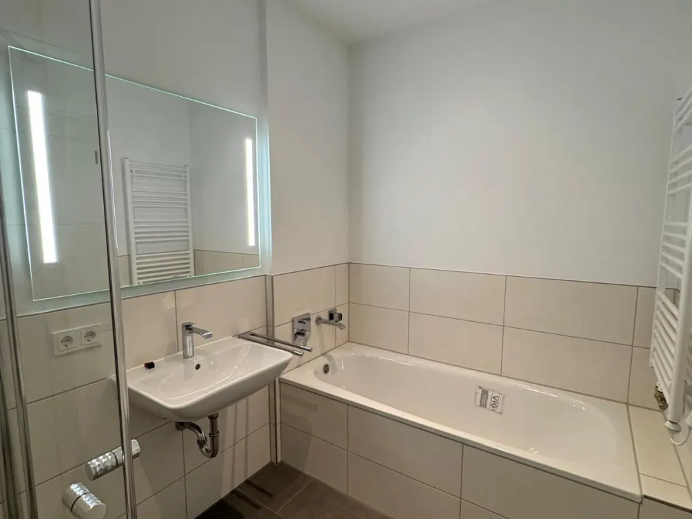 Moderne, helle 4-Raumwohnung mit 2 Balkonen und direkt an der Elbe!