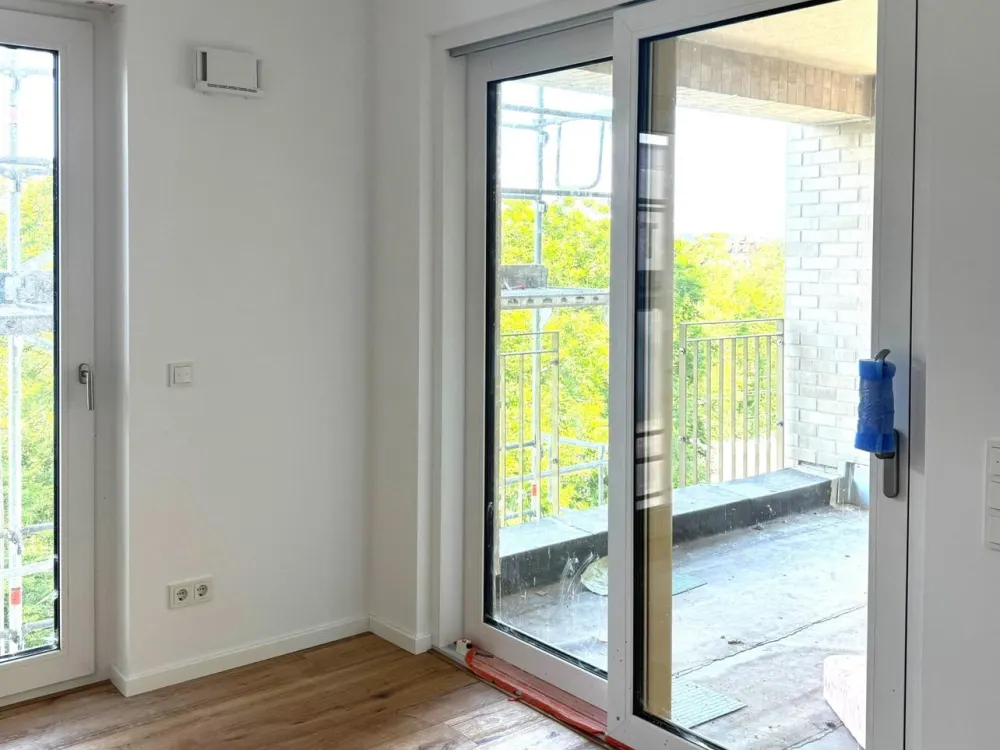 Moderne, helle 4-Raumwohnung mit 2 Balkonen und direkt an der Elbe!