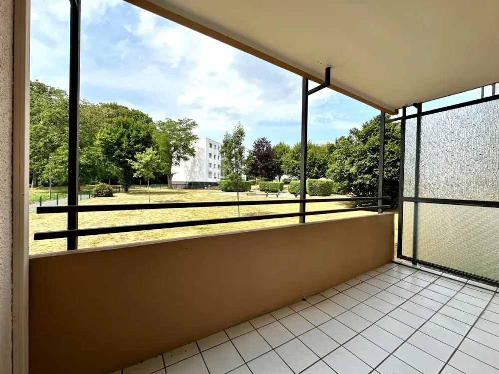 Sunny Balcony with Green View, Quiet Location Near Nature Reserve. Family-Friendly