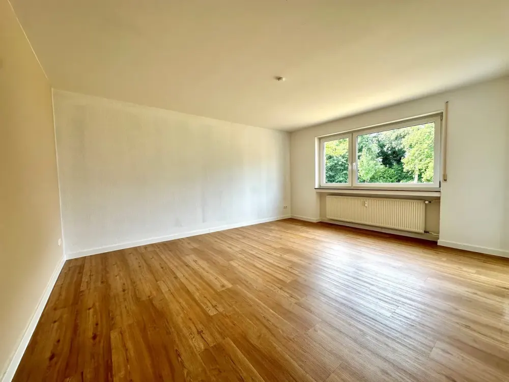 Sunny Balcony with Green View, Quiet Location Near Nature Reserve. Family-Friendly