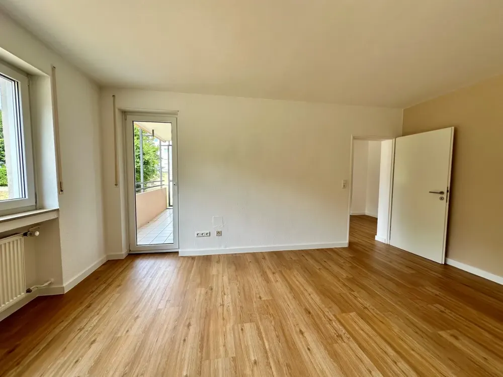 Sunny Balcony with Green View, Quiet Location Near Nature Reserve. Family-Friendly