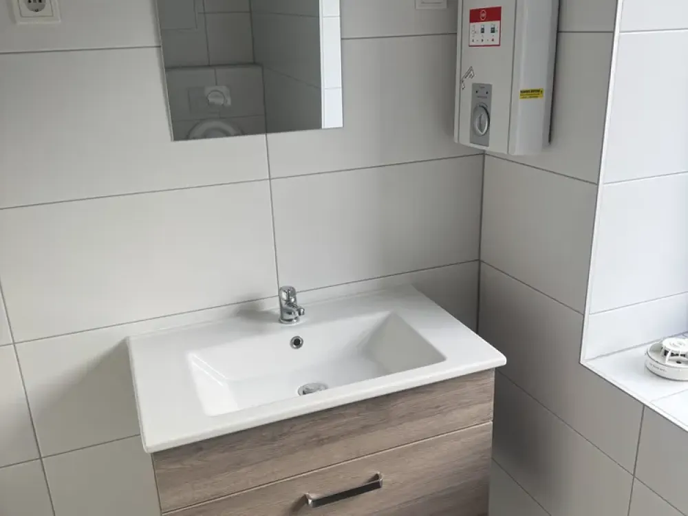 Bright, renovated 60 m² on the 1st floor with fitted kitchen and daylight bathroom, optional parking space