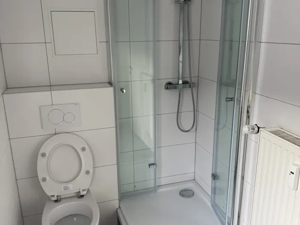 Bright, renovated 60 m² on the 1st floor with fitted kitchen and daylight bathroom, optional parking space