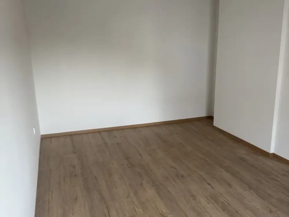 Bright, renovated 60 m² on the 1st floor with fitted kitchen and daylight bathroom, optional parking space